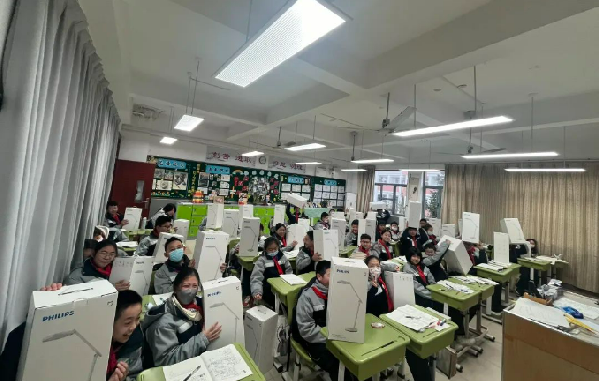 上海浦东智能照明联合会再献爱心，捐赠60台护眼读写台灯助力上海青浦教育事业